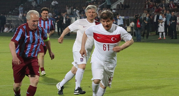 Davutoğlu Avni Aker'de şov yaptı