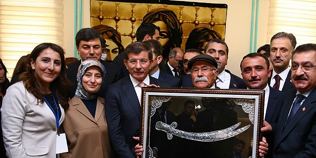 Başbakan Davutoğlu cemevini ziyaret etti