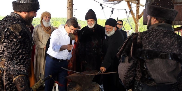 Başbakan Davutoğlu demir dövdü!