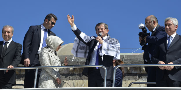 Davutoğlu'ndan Diyarbakır'a müjde