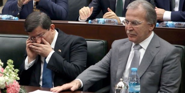 Davutoğlu'ndan grup toplantısında sürpriz telefon