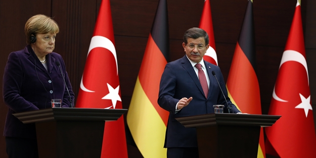 Davutoğlu, Merkel ile telefonla görüştü