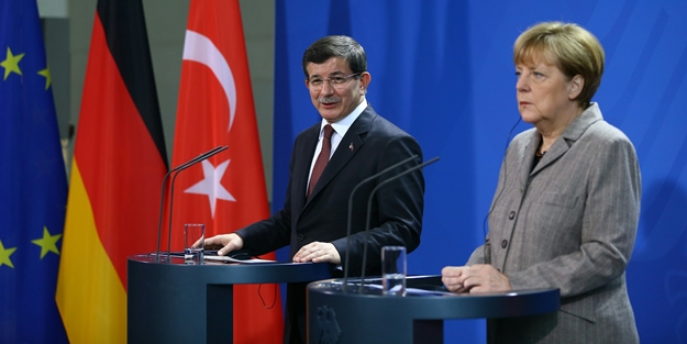 Başbakan Davutoğlu Merkel'den kaçak savcıları istedi