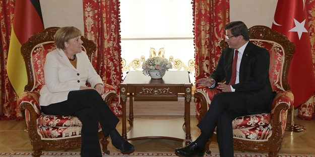 Başbakan Davutoğlu Merkel'i kabul etti