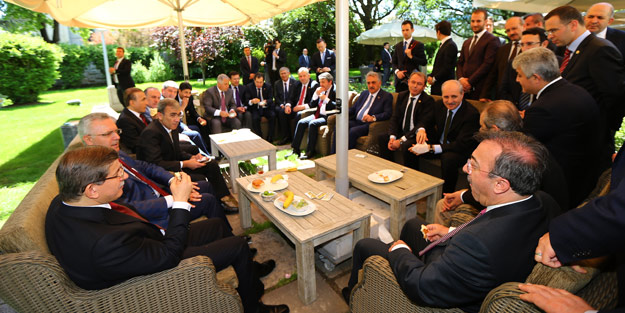 Davutoğlu milletvekilleriyle sohbet etti