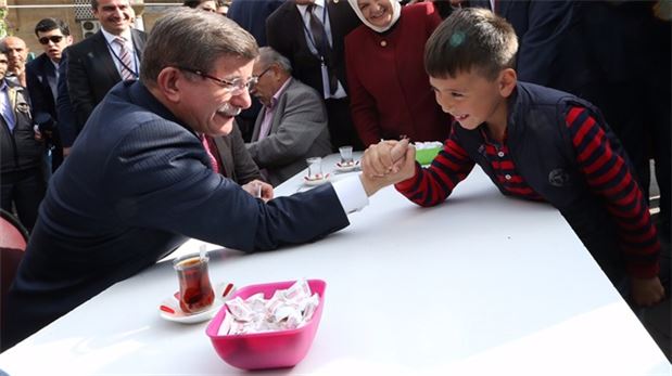 Başbakan Davutoğlu minik çocukla bilek güreşi yaptı