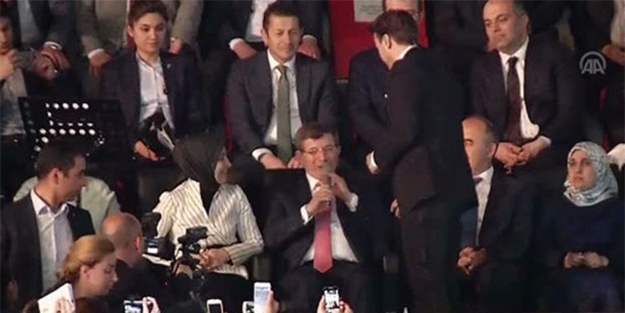 Başbakan Davutoğlu Mustafa Ceceli ile ilahi okudu