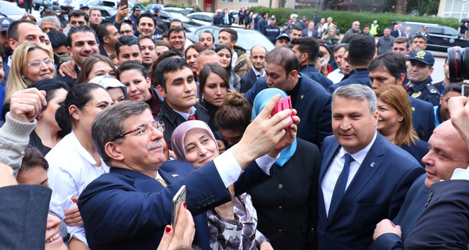 Başbakan Davutoğlu selfie çekti