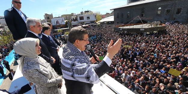 Başbakan Davutoğlu Sur'dan seslendi
