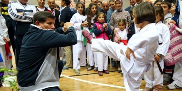 Başbakan Davutoğlu'na tekme salladı