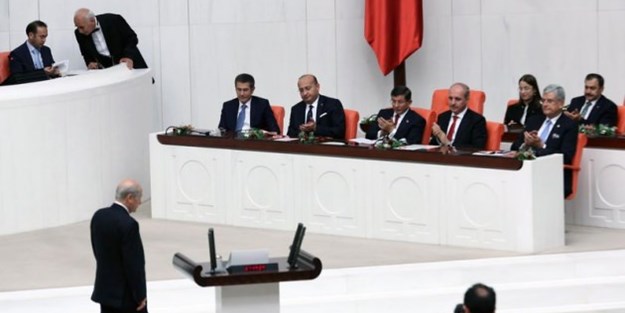 Güne damga vuran kare: Davutoğlu Bahçeli'yi...