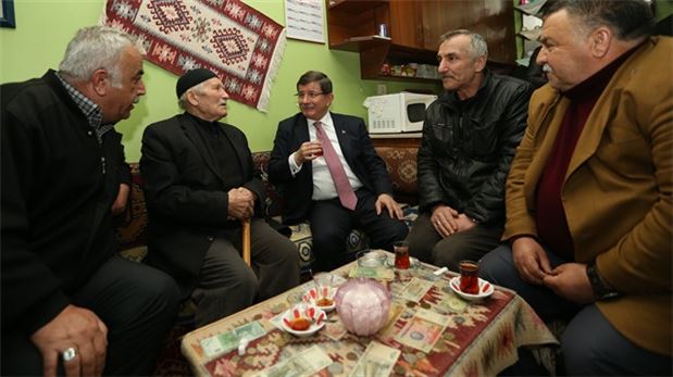 Başbakan Davutoğlu'ndan esnaf ziyareti