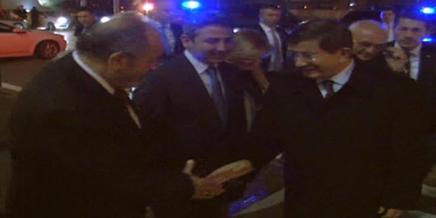 Davutoğlu'ndan gece yarısı sürprizi