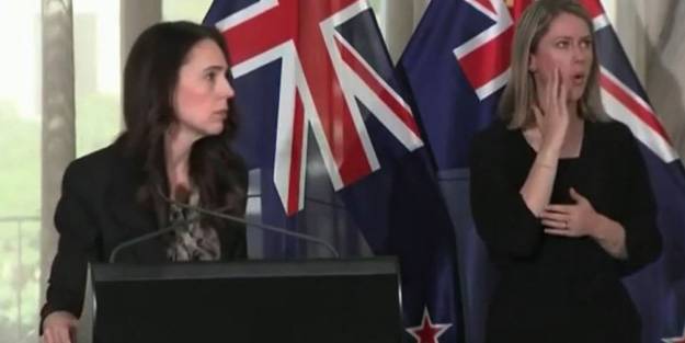 Başbakan depreme basın toplantısında yakalandı! Paniği kameralara yansıdı