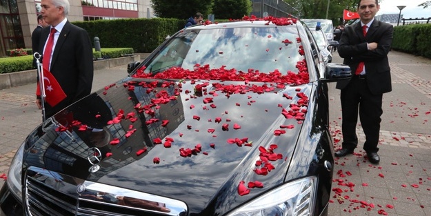 Başbakan Erdoğan, güllerle karşılandı