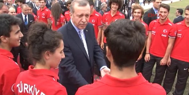 Başbakan Erdoğan'dan genç futbolcuya dövme uyarısı