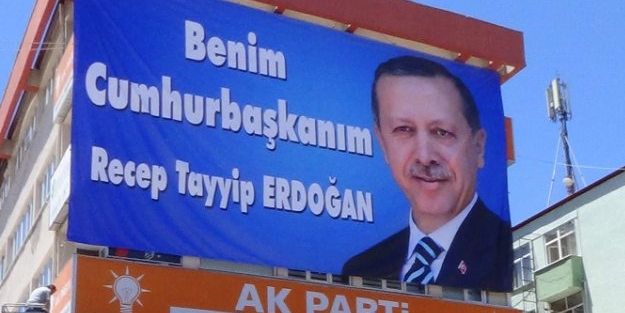 Başbakan Erdoğan'ın ilk afişleri asıldı