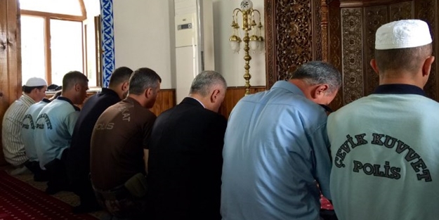 Başbakan Gölbaşı'nda polislerle cuma namazı kıldı