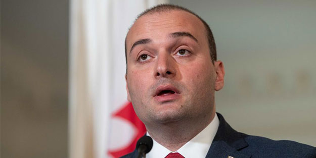 Başbakan istifa etti!