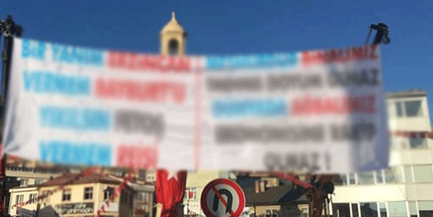 Başbakan konuşurken açılan pankart dikkat çekti
