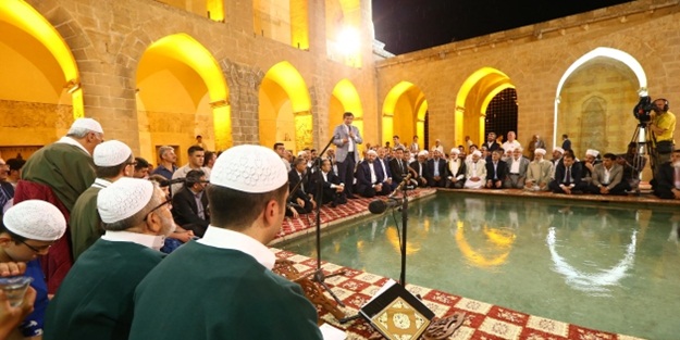 Başbakan Kürtçe Mevlid programına katıldı