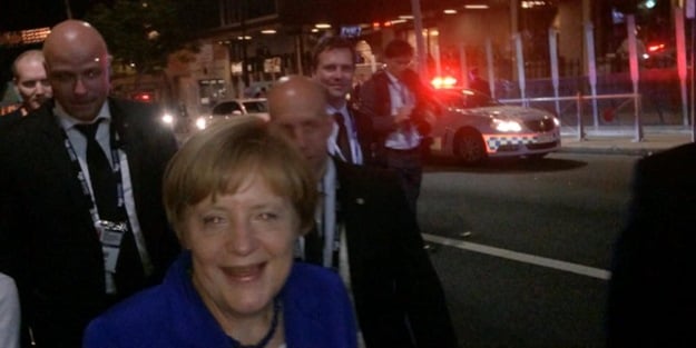 Başbakan Merkel toplantıyı bıraktı kafayı çekmeye gitti