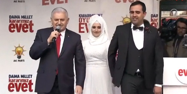 Başbakan miting meydanında nikah kıydı