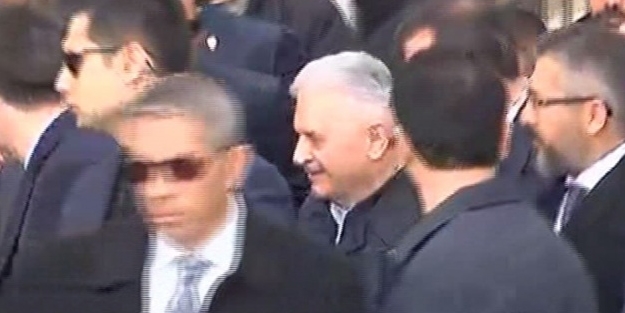 Başbakan Ömer Halisdemir’in kabrini ziyaret etti