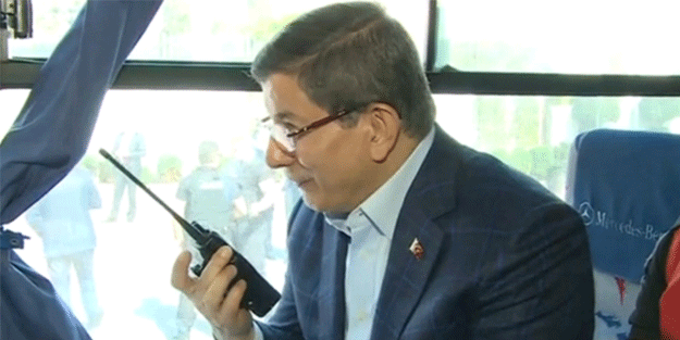 Başbakan polis telsizinden anons yaptı
