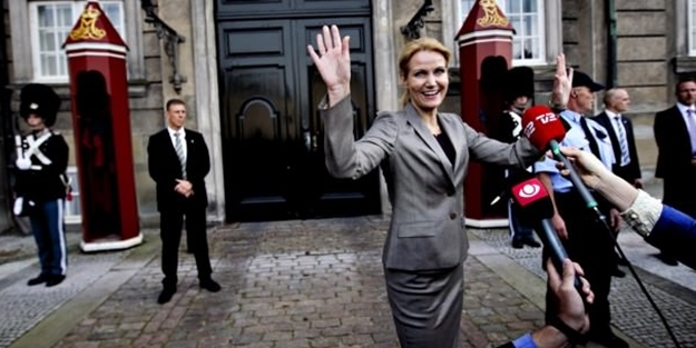 Başbakan'ıapar topar meydandan kaçırdılar