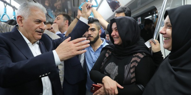 Başbakan sürpriz yaparak metroyu kullandı