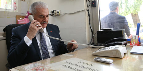 Başbakan taksi durağında telefonlara baktı