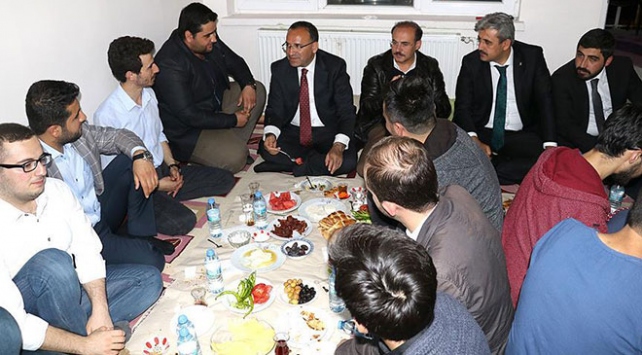 Başbakan Yardımcısı Bekir Bozdağ gençlerin sahur davetini kırmadı