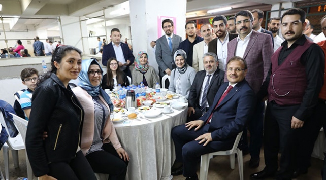 Başbakan Yardımcısı Hakan Çavuşoğlu, Bursa'da vatandaşlarla sahur yaptı