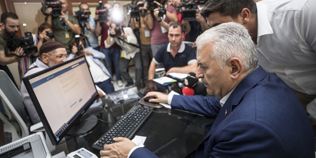 Başbakan Yıldırım bilgisayarın başına geçip kayıt yaptı