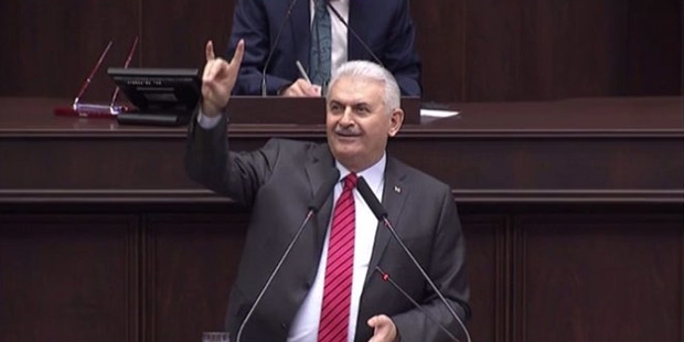 Başbakan Yıldırım 'bozkurt' işaretiyle selamladı!