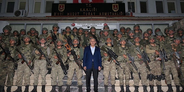 Başbakan Çukurca'da Mehmetçikleri ziyaret etti