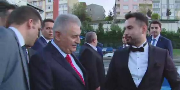 Başbakan aracın önünü kesti