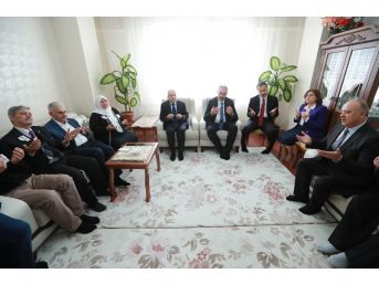 Başbakan Yıldırım, İzmir’de bıçaklı saldırıda şehit olan polisin ailesini ziyaret etti