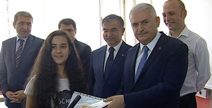 Başbakan Yıldırım kendisinin de eğitim gördüğü ilkokulda karne dağıttı