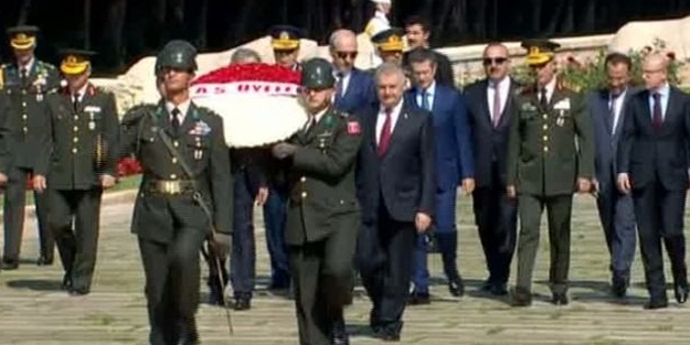 Başbakan Yıldırım ve YAŞ üyeleri Anıtkabir'de