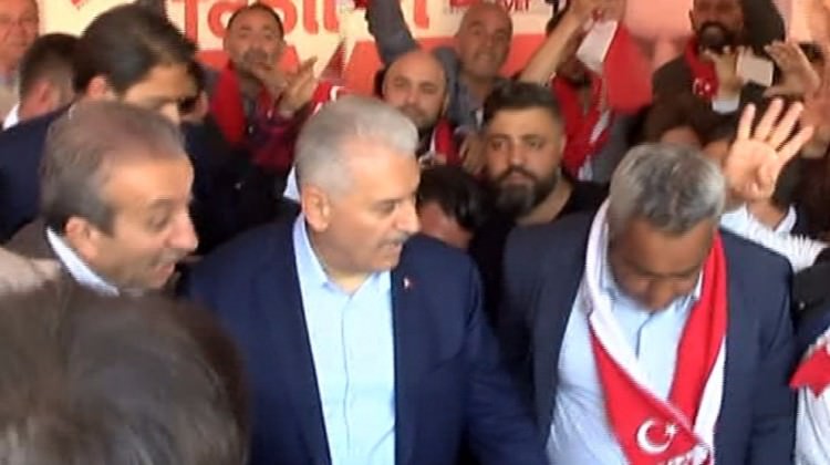 Başbakan Yıldırım'dan ’Evet’ çadırına sürpriz ziyaret