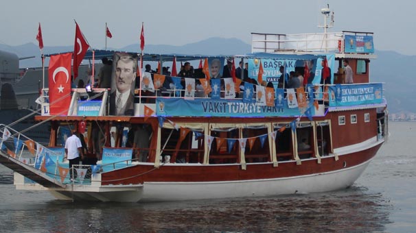 Başbakan Yıldırım'dan gençlerle tekne turu