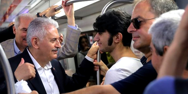Başbakan Yıldırım'dan pazar sürprizi: Marmaray'a bindi