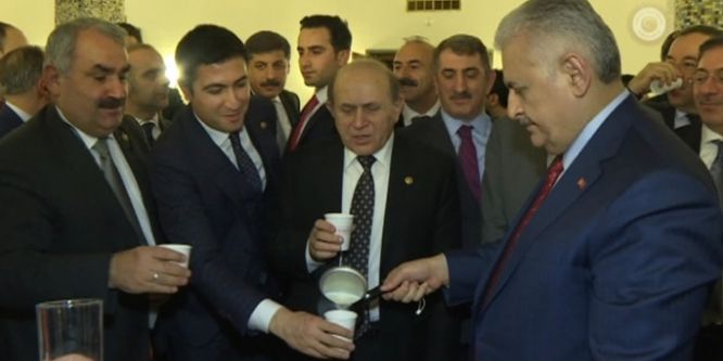Binali Yıldırım, mecliste milletvekillerine süt dağıttı
