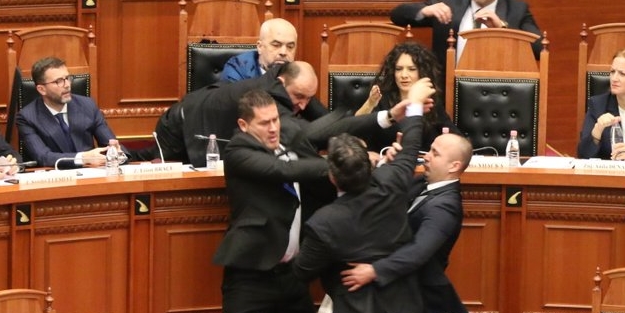 Başbakana beklenmedik saldırı!
