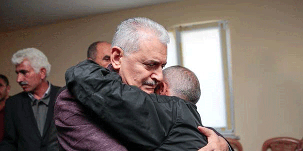 Başbakan’a böyle sarıldı… Gözyaşlarını tutamadı