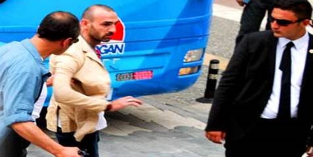 Başbakan'a yaklaşmaya çalışan silahlı şahıs yakalandı