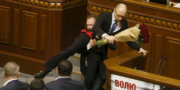 Başbakanı kürsüden kucaklayıp indirdiler!