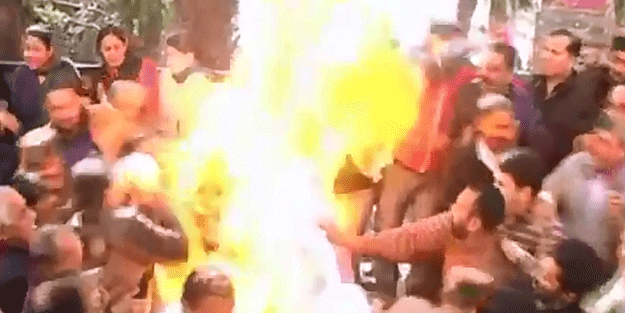 Başbakanı 'yakmaya' çalışırken kendileri yandı!